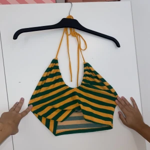 Randig topp - Linne som är i handduksmaterial. Knyte runt halsen 💛