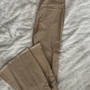 Utsvängda byxor - Utsvängda jeans med hög midja och knappar. Oanvända  Stretchiga! 