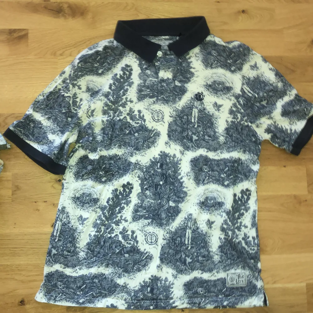 A polo shirt with pattern all in dark blue . Skjortor.