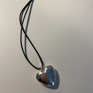 Hjärt halsband  - Säljer detta hjärt halsbandet! 