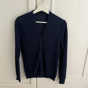 Mörkblå kofta - Mörkblå kofta köpt på en vintage butik i Berlin!