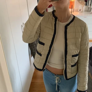 Tunn dunjacka  - As snygg dunjacka från mango i strl S men passar mig som även har M i jackor. Den är ljusbeige med marinblå detaljer😽