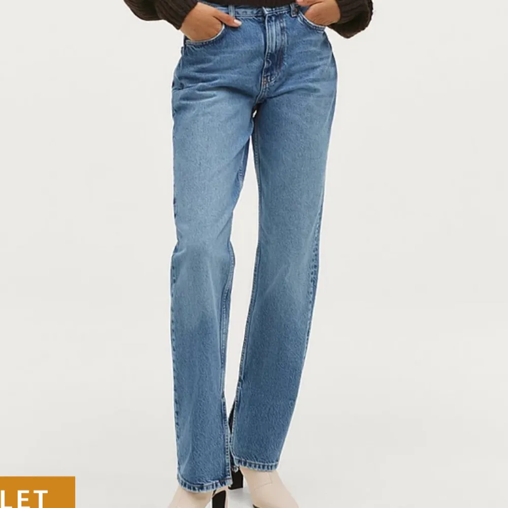 Fina blåa midrise jeans från Gina tricot med slits som inte kommer till användning mer 💗. Jeans & Byxor.