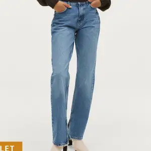 Fina blåa midrise jeans från Gina tricot med slits som inte kommer till användning mer 💗
