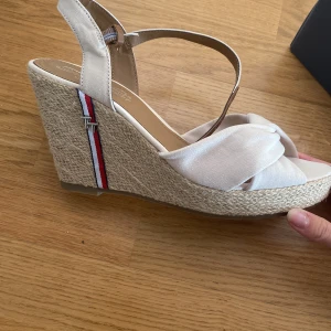 Klackar - Skit snygg oanvända Tom Tailor klackar! Skit snygga till sommare och väldigt classy, bra skick då de är aldrig använda 🥰 Pris kan diskuteras 
