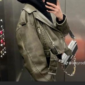 Skinnjacka Zara - Säljer denna skinnjacka från Zara i storlek M, använd max 5 gånger! Säljer då jag inte använder den så mycket som jag önskar. Den är brungrön i färgen!