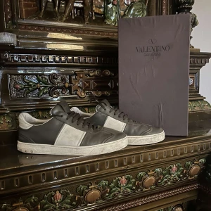 Valentino flycrews - Tjena säljer nu mina snygga flycrews med en unik färg!(olivgrön) skorna är i storlek 42. Lägre pris pågrund av tre nitar saknas men inget man tänker på!