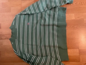 Grön striped dickies sweater💚 - Grön striped dickies sweater från Junkyard. Använd några fåtal gånger, bra skick. Lapparna bortklippta. Passar som en M/L. Finns inte längre att köpa från butiken Kan skicka mått vid efterfrågan🫶🏻 Nypris ca 700kr