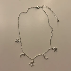Stjärnhalsband - Frakten (15kr) är inräknat i priset! Sparsamt använt💗minns inte riktigt hur mycket den är köpt för men skulle gissa på ca 50-60kr om man gämför med andra liknande halsband från ur&penn💕 priset kan diskuteras