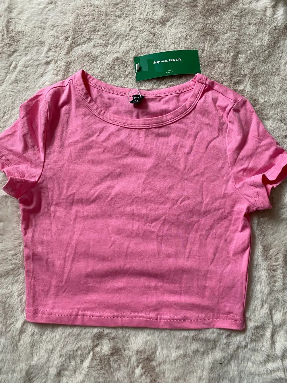 Fin rosa croptop i storlek M. Lapparna är kvar, aldrig använd. Köpt på Shein. Bomull 🫶🏼. T-shirts.