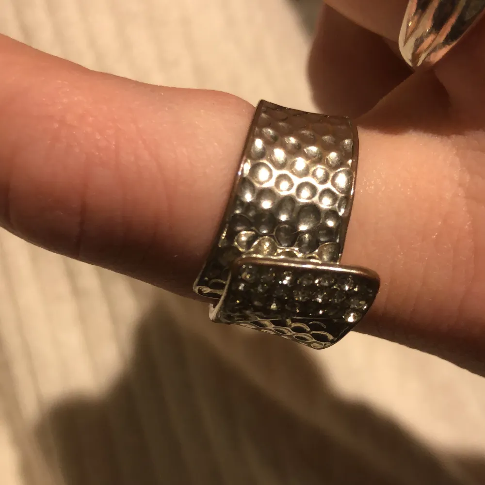 Säljer denna söta ring då den inte kommer till användning, vet inte var den e köpt. Den har rostat lite på sidan💞. Accessoarer.