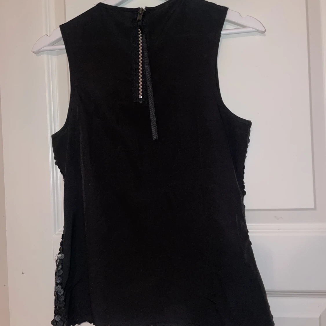 Svart top med läder liknande detaljer - 90