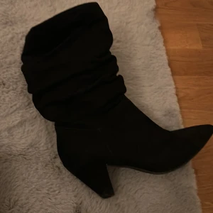 Kalckskor - Två Lite använda klackskor i storlek 38. Bra skick med någon fläck