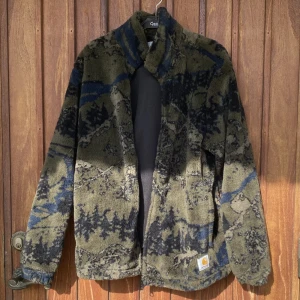 Carhartt Fleece - Toknice Carhatt WIP jacka i tunn fleece, Använd några få gånger men säljer den för att den tyvärr inte går ihop med något annat i min garderob.