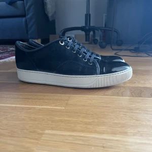 Lanvin Mörkblå - Säljer mina fräscha Lanvin i storlek 41/42. Mycket bra skick( 8,5/10). Hör av dig vid funderingar, pris kan diskuteras vid snabb affär!