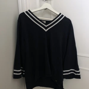 Tröja - Fin lite tjockare tröja, mörkblå med vita streck i kragen och vid ärmarna❤️ fin att ha till jobbet eller skolan på vintern!🥰
