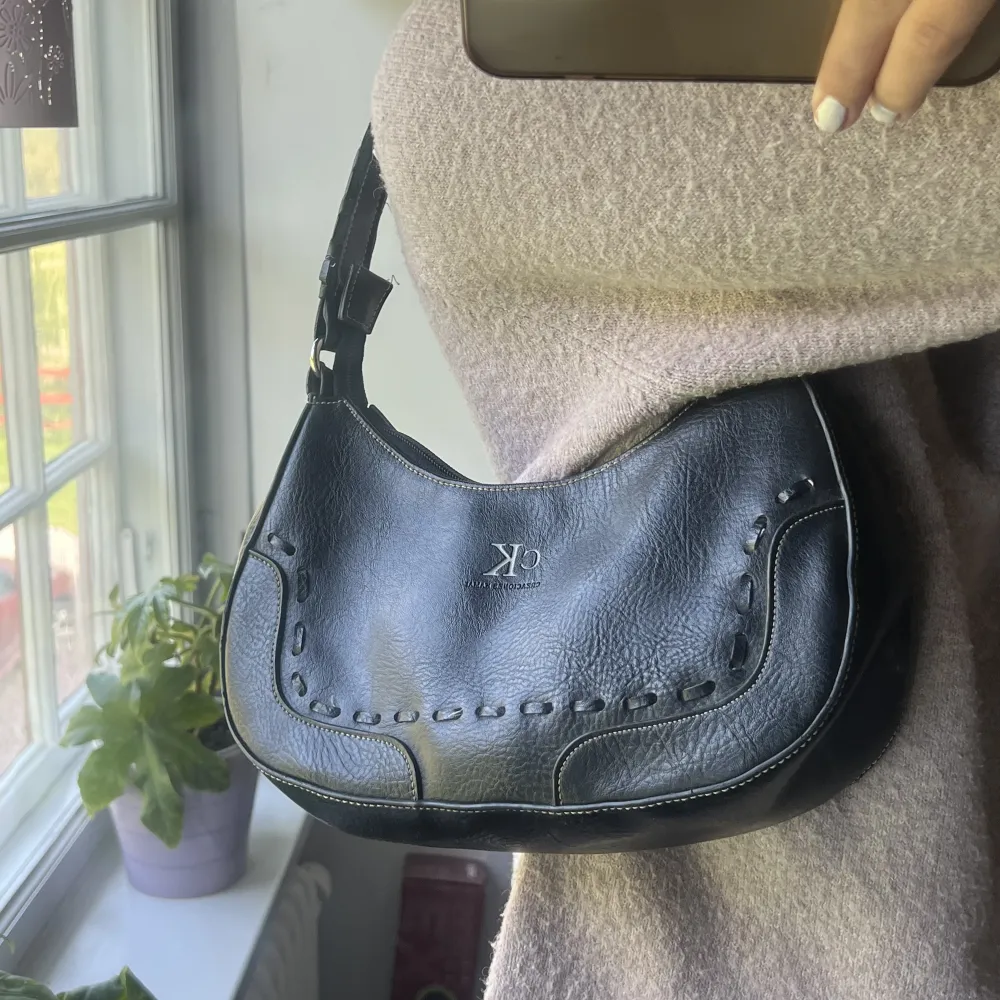 En jätte fin handväska som är gjord av läder märket är Calvin Klein som tyvärr aldrig har kommit till användning 💘. Väskor.