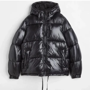 Hm jacka  - Såå snygg vinterjacka! Säljer denna populära hm jackan! Nyskick!! Använd Max 1-2 gånger!! Inga defekter eller så ofc. Säljer pågrund av att den inte kommer till användning och för att jag använder en annan jacka mer. 💗