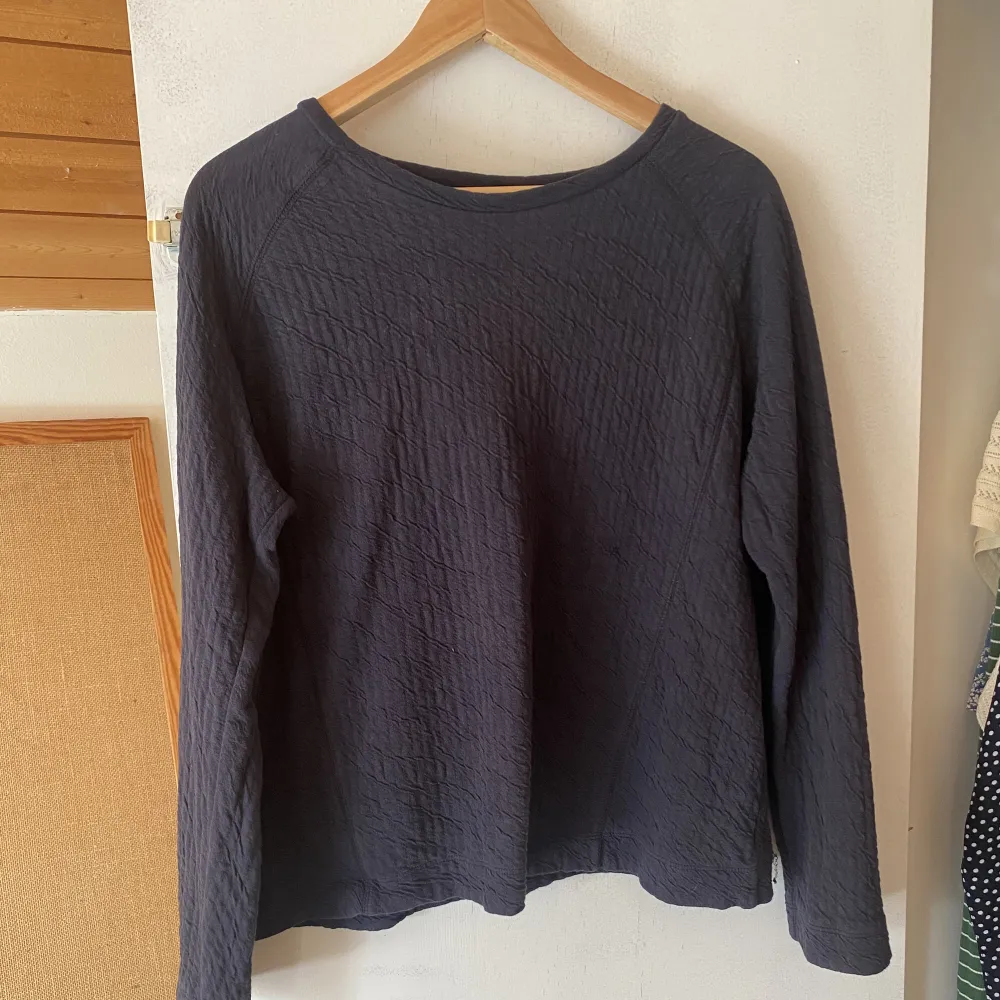 Jättefin mörkblå tröja med mönster från zara gammal men bra skick. Tröjor & Koftor.