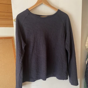 Tröja - Jättefin mörkblå tröja med mönster från zara gammal men bra skick