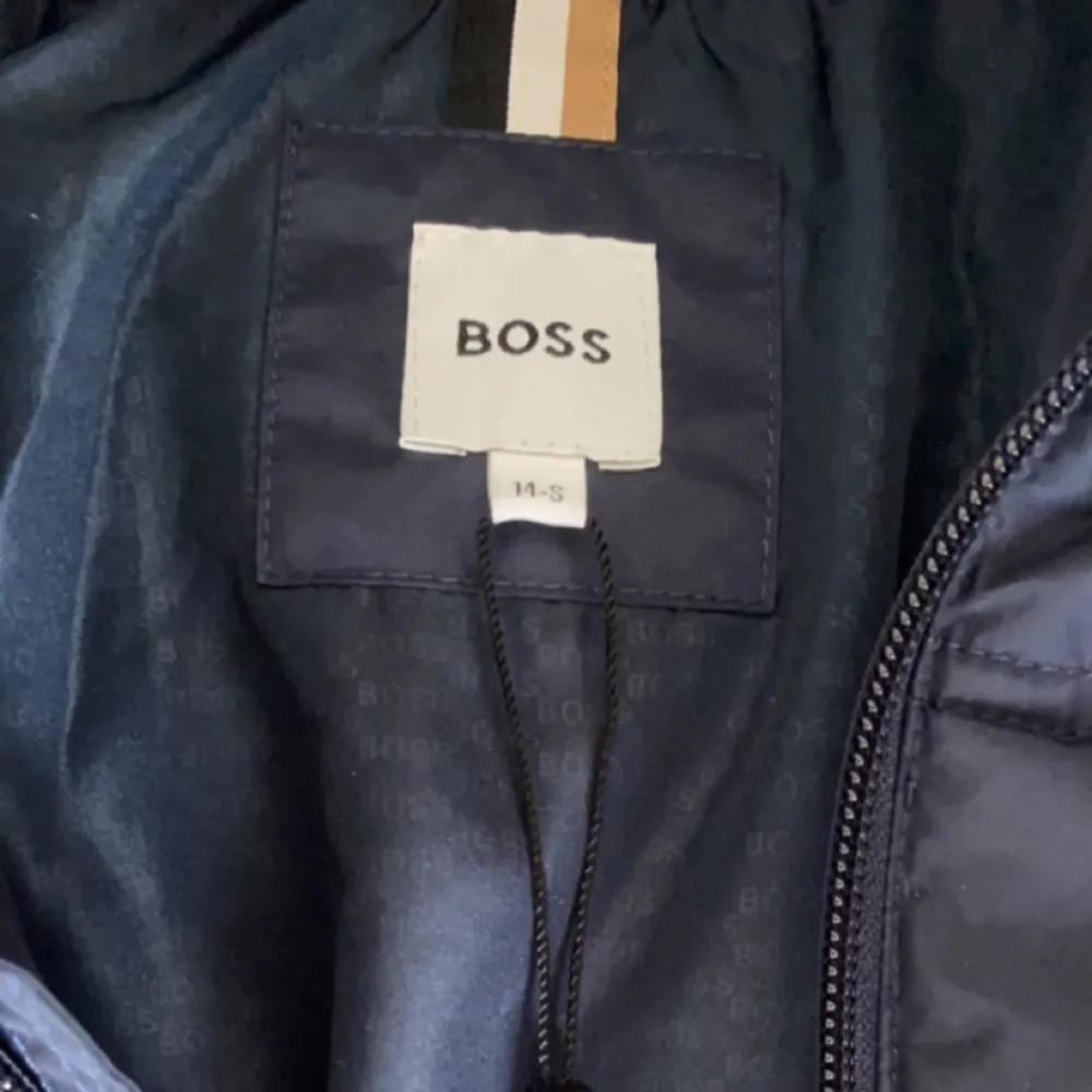 Säljer min nya Hugo boss jacka säljer för att jag inte vill ha den den är helt ny taggen är kvar och det är helt ren den är storlek 14 år-s men i vuxen storlek xs 👍. Tröjor & Koftor.