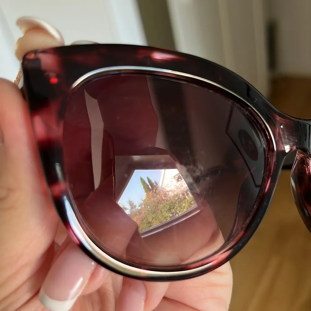 Solglasögon från glitter! Repor på båda linserna + även en liten repa på ena sidan! Skriv för bild💘. Övrigt.