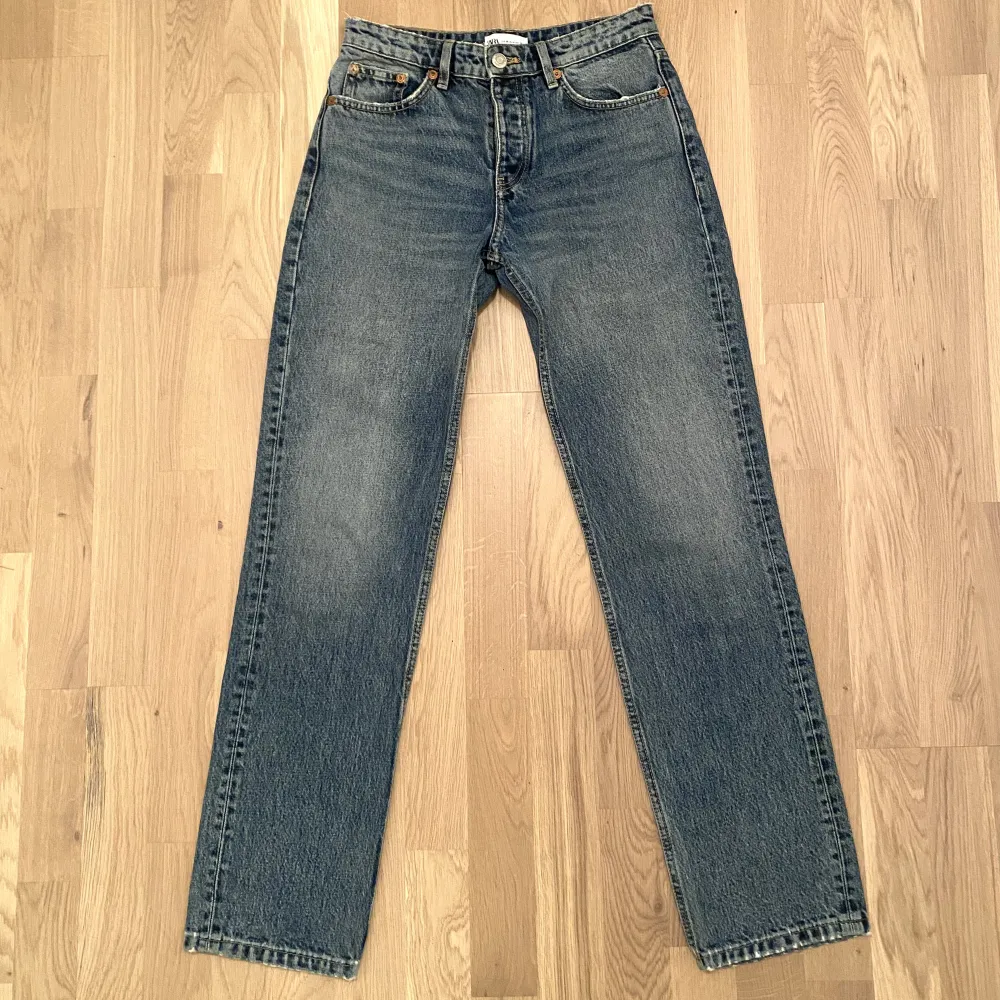 Mid waist straight jeans från Zara. Endast använda ett fåtal gånger (ca 2-3) och därmed i nyskick. Frakt tillkommer på 59kr och betalas av köparen. . Jeans & Byxor.