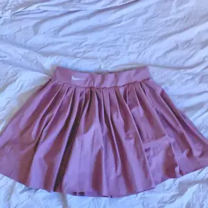 Rosa kjol från Nike med shorts. Kom gärna med frågor och prisförslag 💕