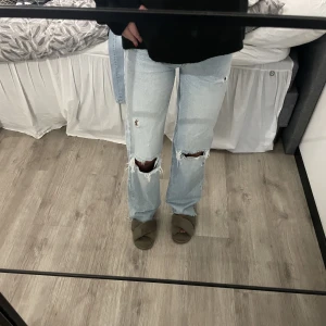 Jeans - Säljer dessa jeans från Zara i storlek 32. Hör av er vid frågor🥰