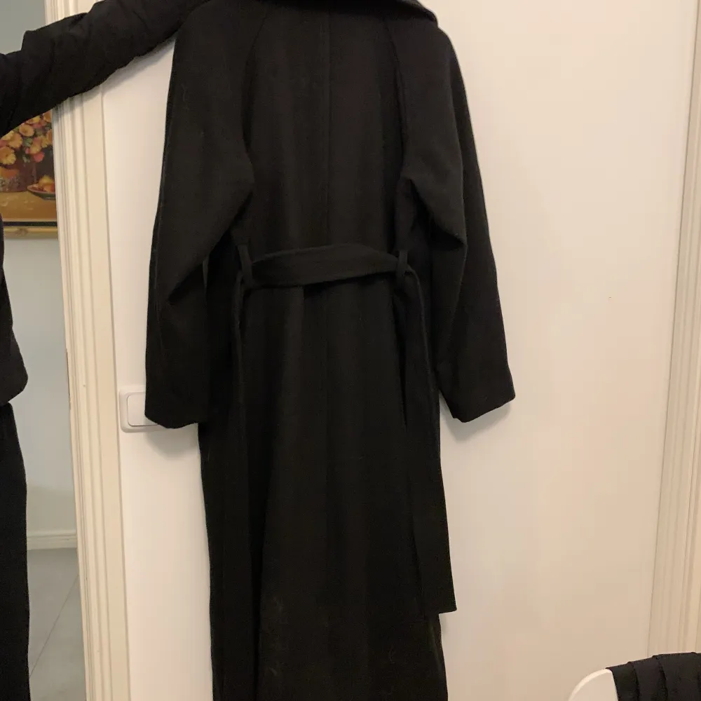 Helt ny kappa från weekday, aldrig använd. Den är svart och i storlek S. Inköpt pris är 1490kr! Jag säljer då den är för lång för mig :( är en väldigt fin kappa i bra kvalitet. Jackor.