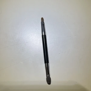 Eyelinerborste - Renar mycket av mitt smink, smycken och kläder nu och kan ge paketpris vid köp av flera✨🤍