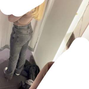 Fina jeans köpta på Gina tricot. Har ingen användning för dom längre, därför säljer jag dem. Storlek 36, de är lite långa på mig som är 163. 💕 