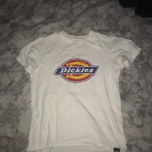 En vit dickies t-shirt, använd ksk 3 ggr, som ny❤️ det är XS men passar som S