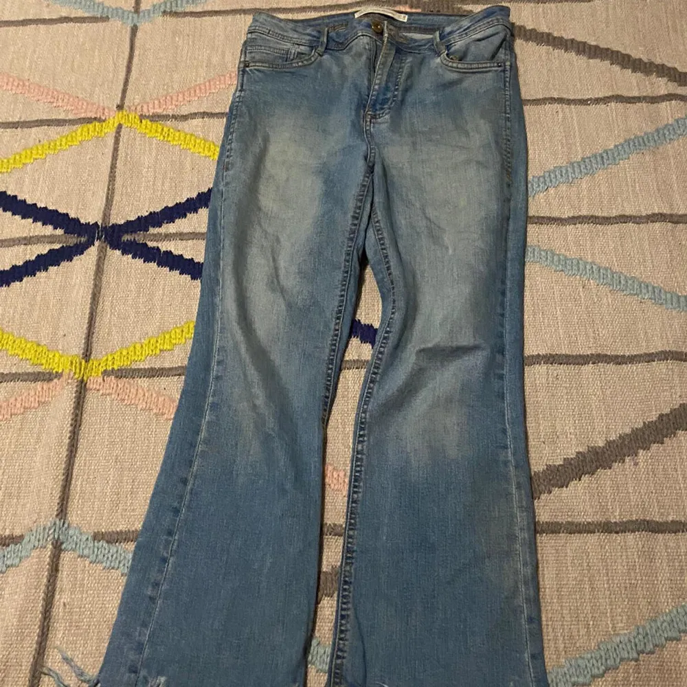 Lågmidjade blåa jeans. Storlek: 38 Pris kan diskuteras.. Jeans & Byxor.