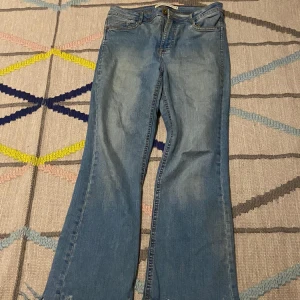 Lågmidjade jeans - Lågmidjade blåa jeans. Storlek: 38 Pris kan diskuteras.