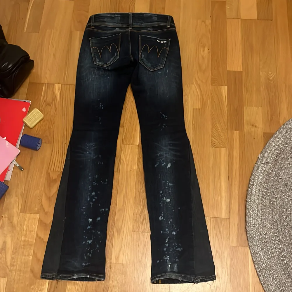 Super cola jeans med coolt mönster🔥obs har sytt in killar längst ner vid benen (bild 3) men inget som märks, kom prov för fler bilder🙏🤩. Jeans & Byxor.