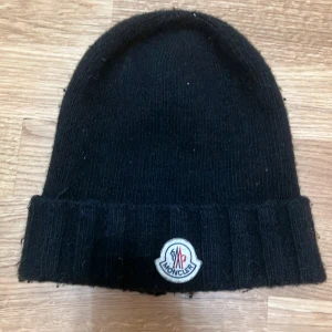 Moncler beanie - 70% wool 30% rabbit hair   Open to suggestions 