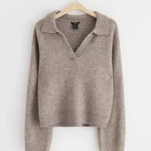 Stickad tröja - Säljer denna superfina stickade tröjan från Lindex! Tröjan är använd endast en gång! Den är helt enkelt i nyskick! Finns ej att köpa någon stans längre pga att den är helt slutsåld🥰 Färgen är i brun-begie. 🥰