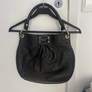 Marc jacobs the hillier tote bag - The hillier tote bag från Marc jacobs. Sparsamt använd och i väldigt gott skick