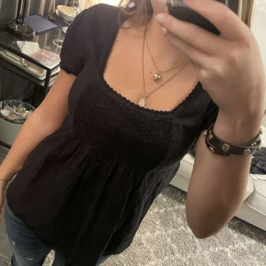 Svart blus - Söt svart blus från Odd Molly, står inte storlek men skulle säga att det är S. Finns även snöre där bak så man kan skjustera storleken.💓💓