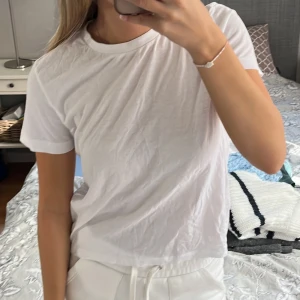 Vit t-shirt - Basic vit t-shirt från Bikbok!💘