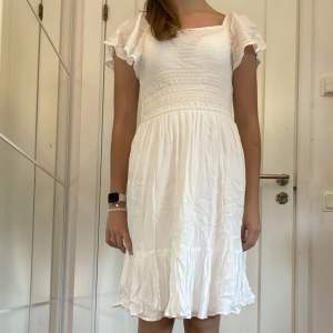 Supersöt vit klänning med volang ärmar💗 