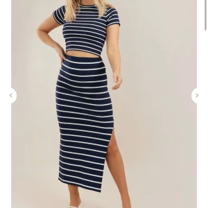 Randig maxi kjol med slit - Randig maxi kjol med slit i marinblå/vit. Köpt från Chiquelle för 400 och är aldrig använd. Säljer kjolen för 199 :- eller hela setet (+ tröjan) för 250:-. Tröjan finns på min profil 💙🤍