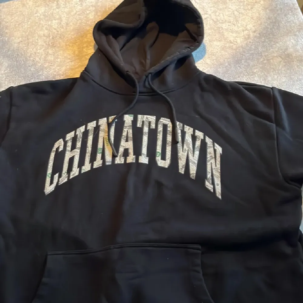 Chinatown hoodie i storlek XL men Passat M, inte särskilt använd . Hoodies.