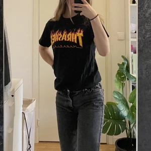 Thrasher t-shirt svart - Tröjan är använd ett fåtal gånger och passar därför på att sälja den då jag ej använder. Den är i nytt skick och materialet är tjockt.