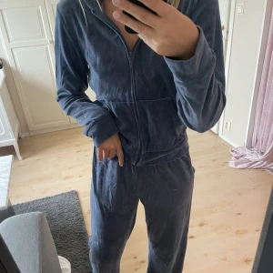 Mjukis set  - Mjukis set i en härlig blå färg! 100 för mjukisbyxorna och 50 för tröjan!