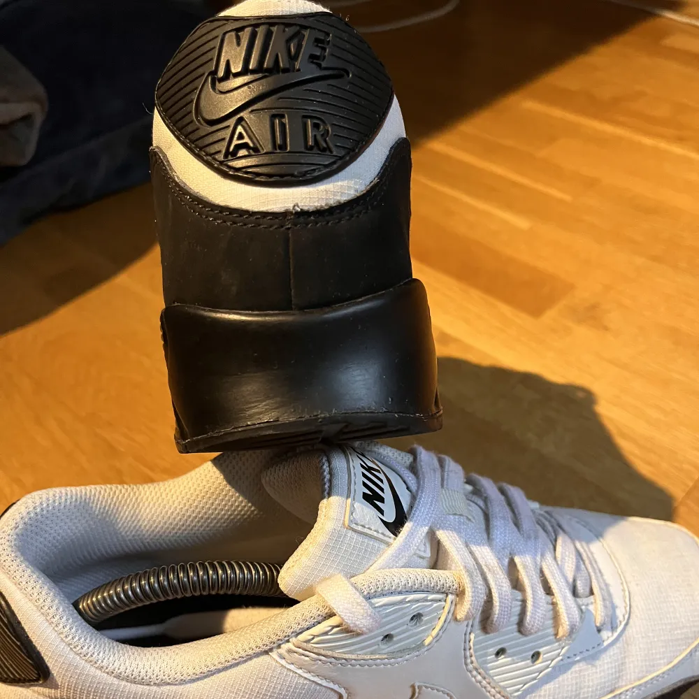 Ett par i princip oanvända vita o svarta Nike air Max Storlek:41. Skor.