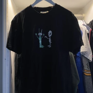 T-shirt från weekday  - Stor i storleken, passar nog upp till L
