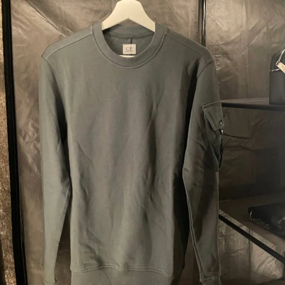 Splitter ny sweatshirt som man kan matcha med mjukis så som med  jeans i storlek S. Hoodies.
