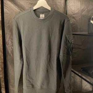 Splitter ny sweatshirt som man kan matcha med mjukis så som med  jeans i storlek S